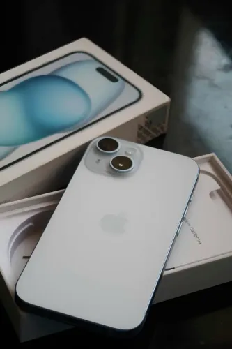 Vendo iPhone 15 Azul em excelente estado de conservação, sempre usado com capa e película.