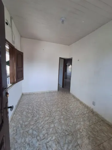 Vendo casa nos altos, em vila, c/ 2 quartos, cozinha, sala e banheiro