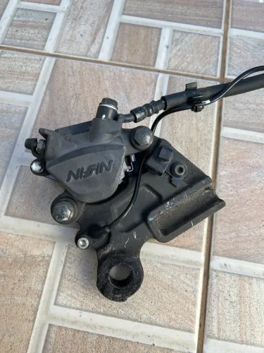 Pinça de freio traseira ninja / z650 (2020 em diante)