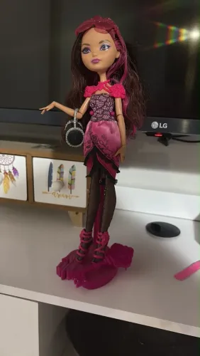 Boneca Ever After High (conservada)