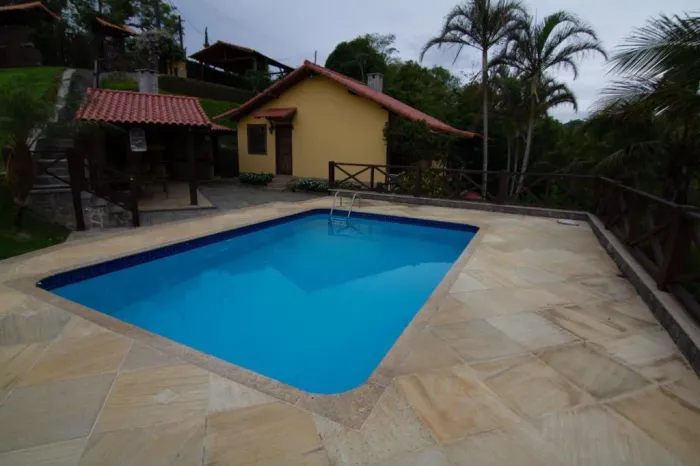 Localizada em condomínio muito bem estruturado, com acesso direto pela BR040.