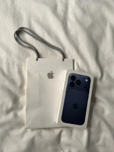Caixa iPhone 17 pro + sacola