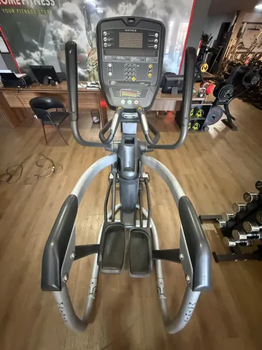 Elíptico Profissional Matrix E5x