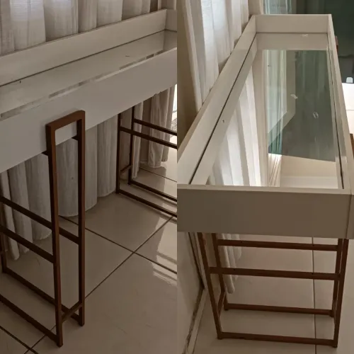 Aparador de sala com espelho, e suporte de metal 
