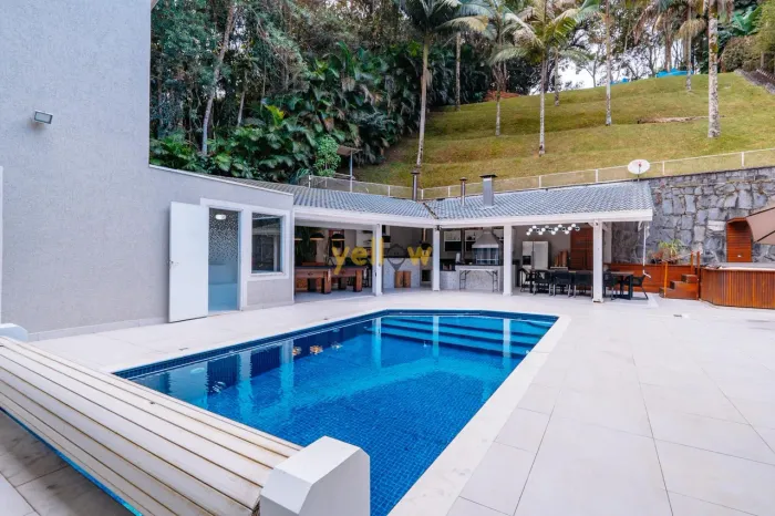 Casa em Condomínio Fechado em Arujá, 5 Suítes, 493m² à Venda
