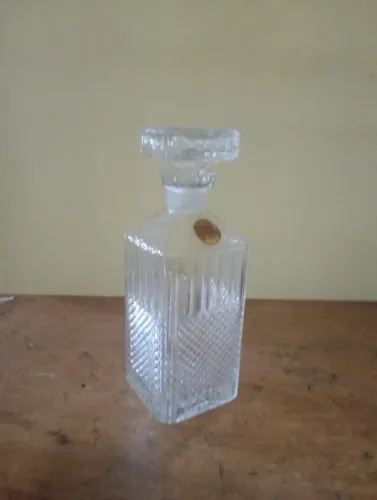 Licoreira / Decanter de Vidro Lapidado com Tampa - Elegante