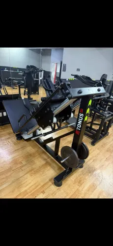 Aparelho de musculação HACK 45 - marca TÔNUS 