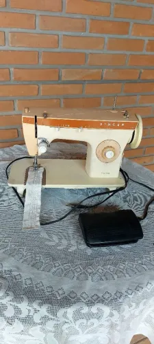 Máquina Singer zig-zag,  110 volt.