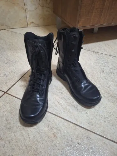 Bota tática cano médio preta (perfeito estado)