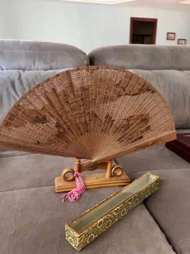 Leque Chinês Grande em Madeira Vazada com Suporte e estojo original - Peça Decorativa