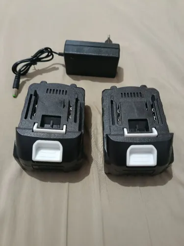Kit duas baterias 21v com carregador, retirar na estação Varginha ou no meu endereço.