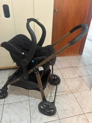 Carrinho de Bebê + Bebê Conforto Completo - Excelente Estado