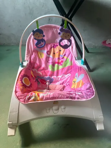 Cadeirinha em bom defeito, tem música infantil, vibrador relaxante ao bebê deitar.
