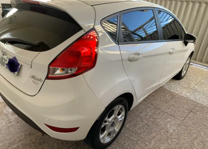 Ford Fiesta 1.6 16V Flex Aut. 5P 2014