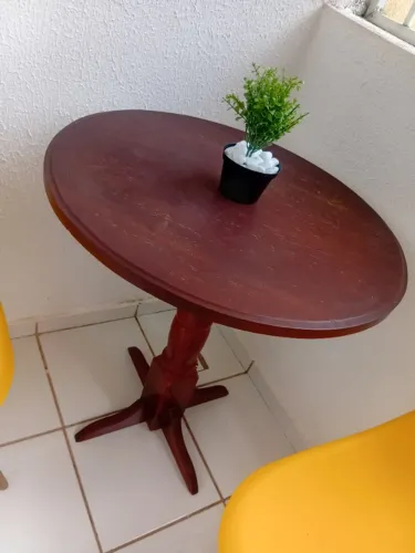 Mesa bistrô de madeira