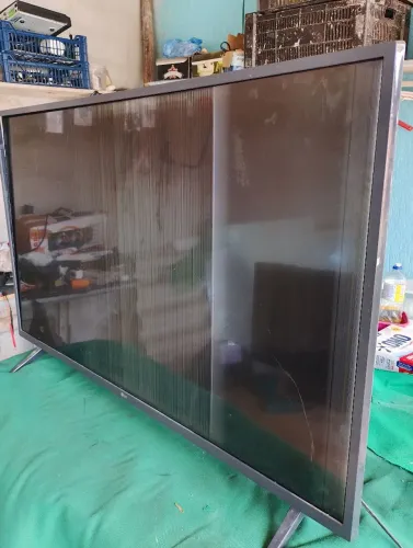 Tv LG 43LM6300psb com tela e aro quebrado tv caiu tá ligando