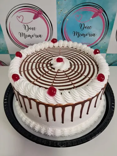 Tortas de aniversário com cereja