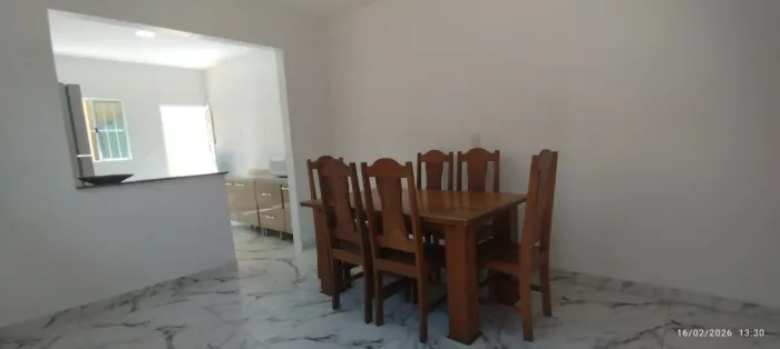 Vendo mesa com seis cadeiras em madeira maciça