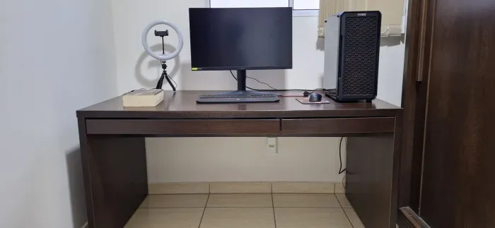 Mesa de escritório com 2 gavetas