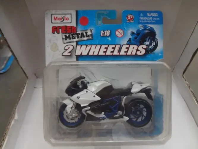 Miniaturas de Motos Maisto em escalas diferentes not hot wheels Leia