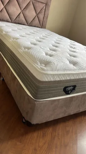 Cama de viúvo completa com base e cabeceira