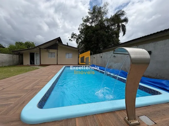 Casa com piscina e terreno amplo em Shangrila