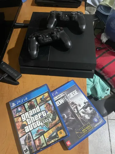 PS4 Fat 500 gb + gta v + rainbow six + 2 controles