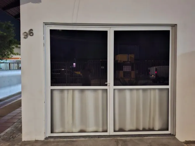 PORTA DE ALUMINIO