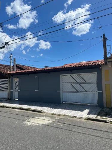 Casa com Piscina á venda em Praia Grande!