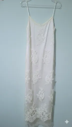 Vestido de Noiva Minimalista e Romântico - Detalhes em Renda e Paisley