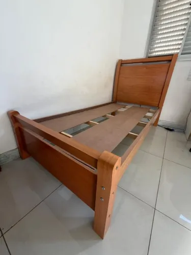 Cama de solteiro de madeira