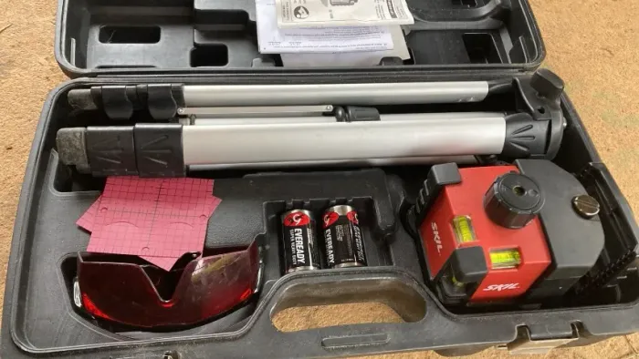 Nível a Laser Skil 0516 Autonivelante com Maleta e Tripé - Completo - COMO NOVO