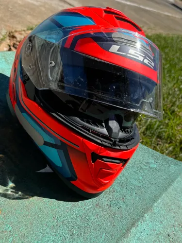Capacete ls2 pouquíssimo usado 