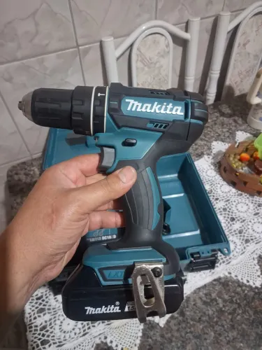 Furadeira/ parafuzadeira de impacto 18v makitta