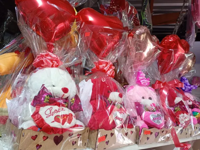 Cestas de presente à pronta entrega: urso + chocolates + balão de coração + cesta de MDF 