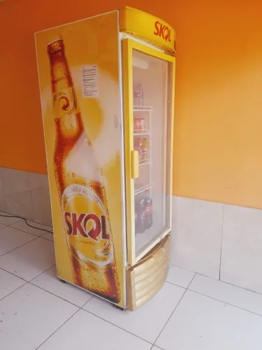 Expositor de bebidas da Skol funcionado perfeitamente motivo não tenho espaço