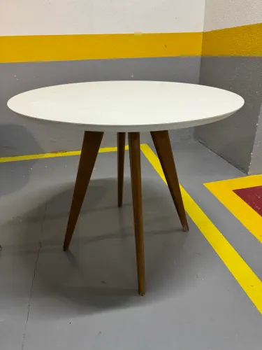 Conjunto Mesa Redonda Estilo Retrô + 4 Cadeiras Eames Pretas (Design Moderno)