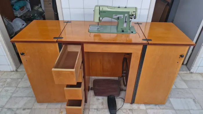 Máquina de Costura Elgin Ultramatic com Móvel Completo