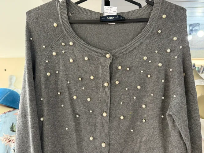 Cardigã ZARA cinza com aplicação de pérolas