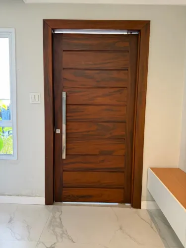 Porta Madeira Maciça 1.00x2.10, com puxador Inox