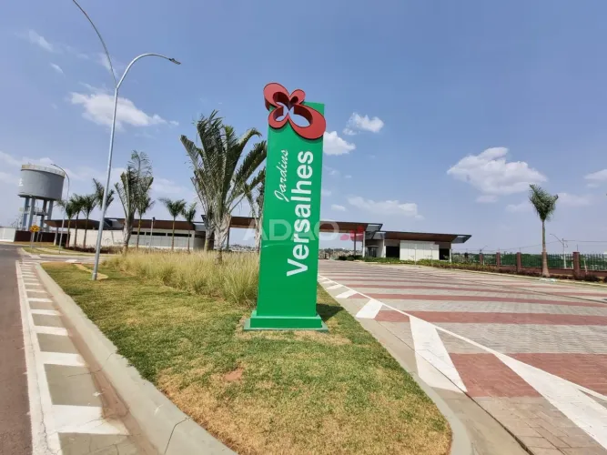 Lote condominio Fechado Jardins Versalhes ,com 211 mts.