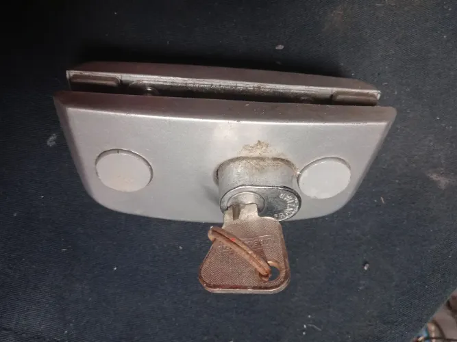 Fechadura para porta ou janela de vidro