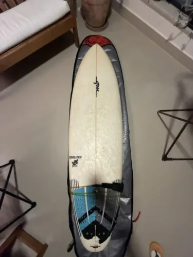 Prancha de Surf MB Surfboards Revolution 6'4" 43L + Leash e 2 Capas