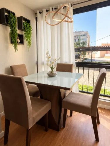 Mesa de Jantar com Tampo de Vidro e 4 Cadeiras Estofadas