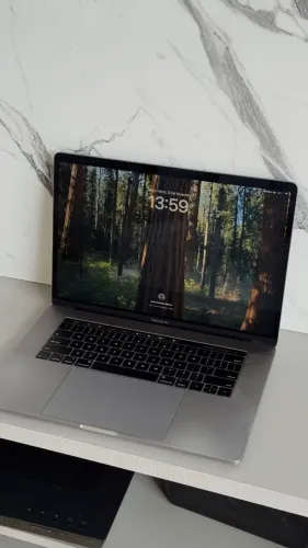 MacBook Pro 15" 2019 | Intel Core i7 6-Core | 16GB RAM | 256GB SSD | Radeon Pro 555X | Tou