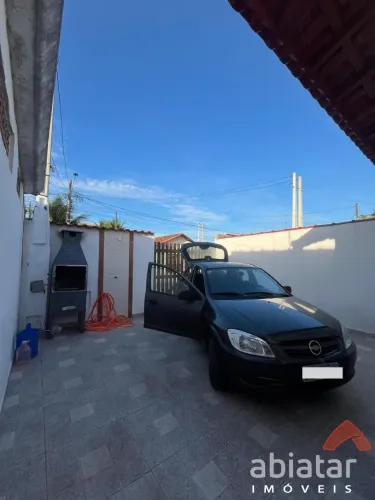 Casa de 55m2 com piscina com 2 quartos e 2 vagas em Mongaguá - SP