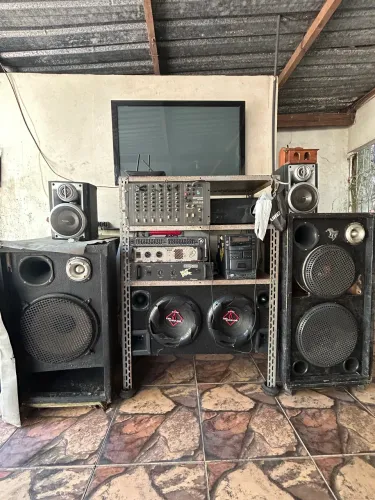 2 caixas de som, mesa de som, equalizador e amplificador.