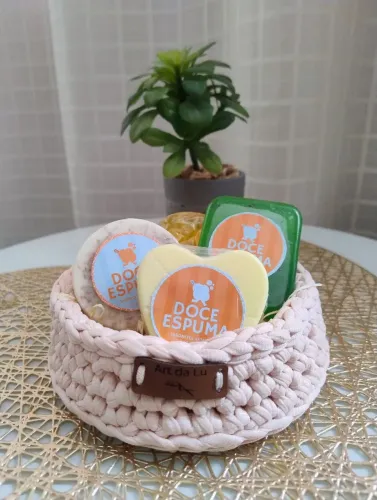 Cesta crochê + 4 sabonetes artesanais