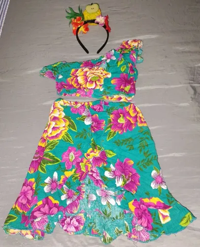 Fantasia da Carmen Miranda com acessório da cabeça