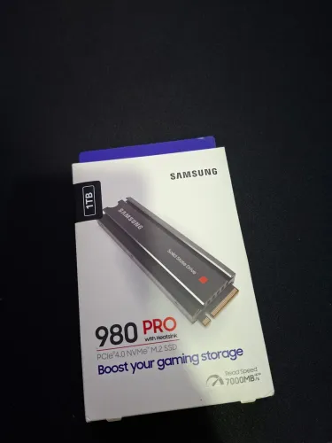 SSD Samsung 980 PRO 1TB versão com dissipador PCI-E 4.0 NVMe M.2 em perfeito estado.
